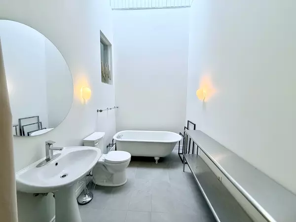 Toronto C01, ON M6J 1G1,789 Queen ST W #2&3Flr