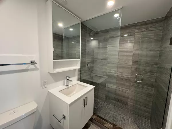 Toronto C08, ON M5C 0B6,88 Queen ST E #3309