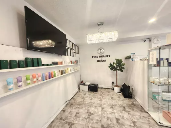 Toronto C07, ON M2M 3V9,6006A Yonge ST