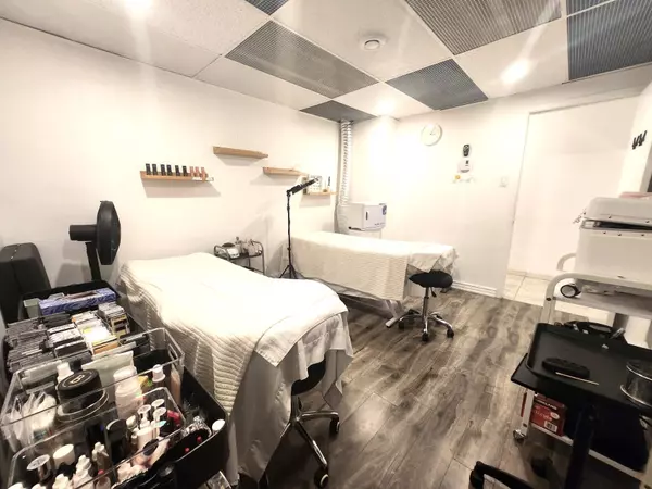 Toronto C07, ON M2M 3V9,6006A Yonge ST