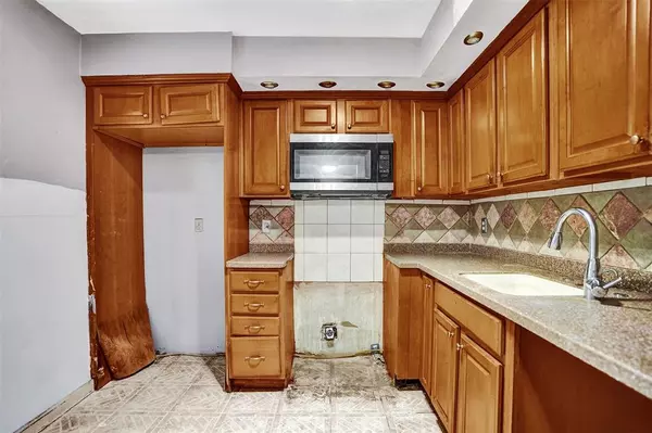 Lauderdale Lakes, FL 33311,2801 Somerset Dr #101