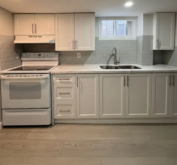 70 Marlin CT #B, Newmarket, ON L3Y 2W8