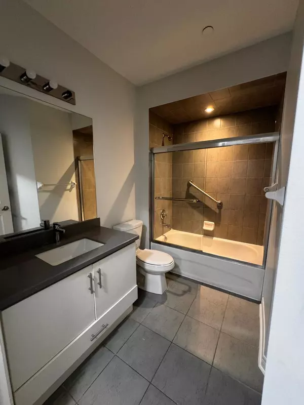 Markham, ON L3S 0E1,39 New Delhi DR E #520