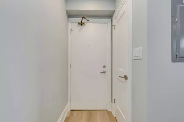 Mississauga, ON L5H 1G8,322 Lakeshore RD W