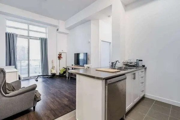 Hamilton, ON L8P 0C2,81 Robinson ST #104