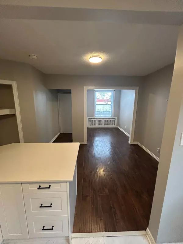 West Centre Town, ON K1R 6R6,883 Somerset ST W #3