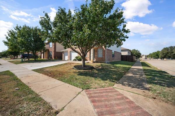 800 Green Heath Avenue, Fort Worth, TX 76120