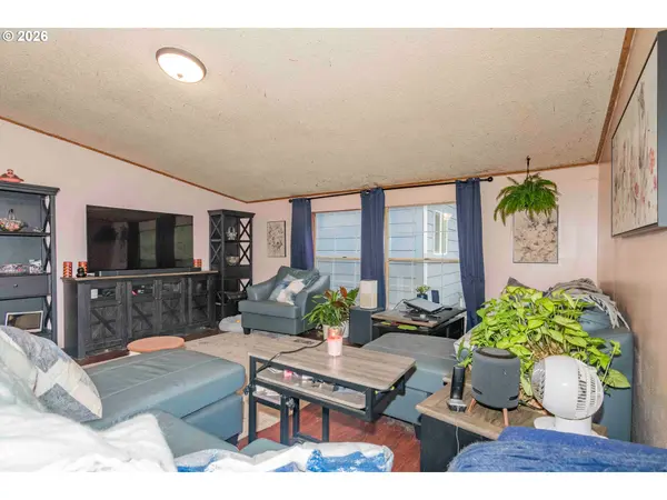 Myrtle Creek, OR 97457,424 AKER DR