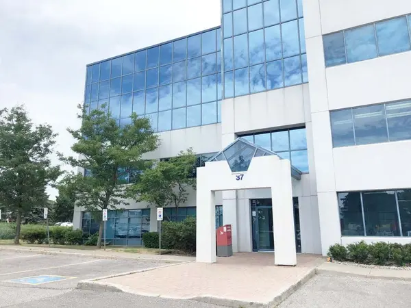 Whitchurch-stouffville, ON L4A 3Z2,37 Sandiford DR #405