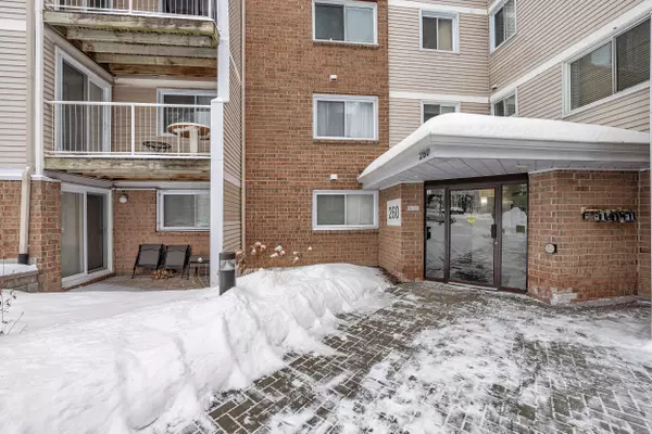 Manor Park - Cardinal Glen And Area, ON K1K 4M2,260 Brittany DR #200