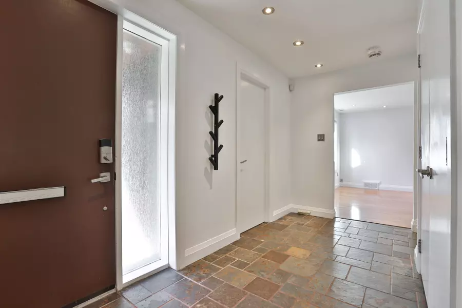 46 Sandringham DR, Toronto C04, ON M5M 3G3