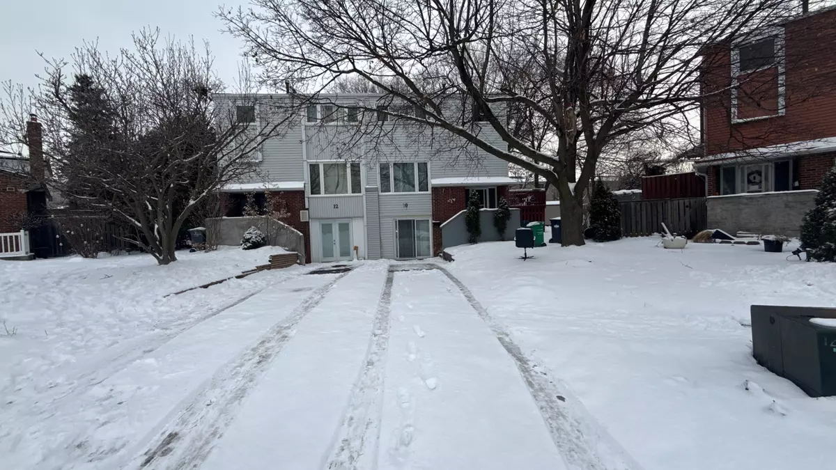 Brampton, ON L6V 2X4,10 Lynwood CT