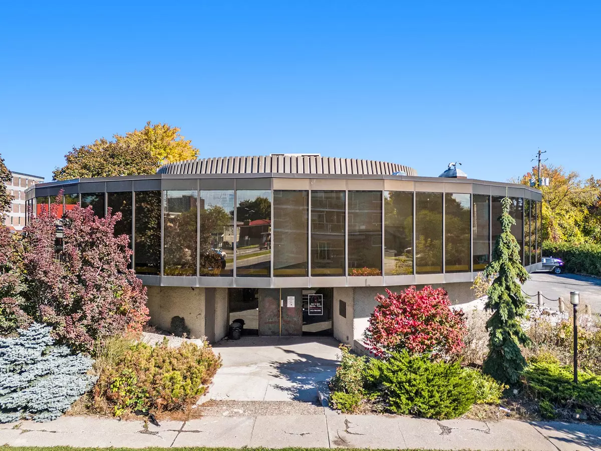 Britannia Heights - Queensway Terrace N And Area, ON K2B 7G1,2300 CARLING AVE #204