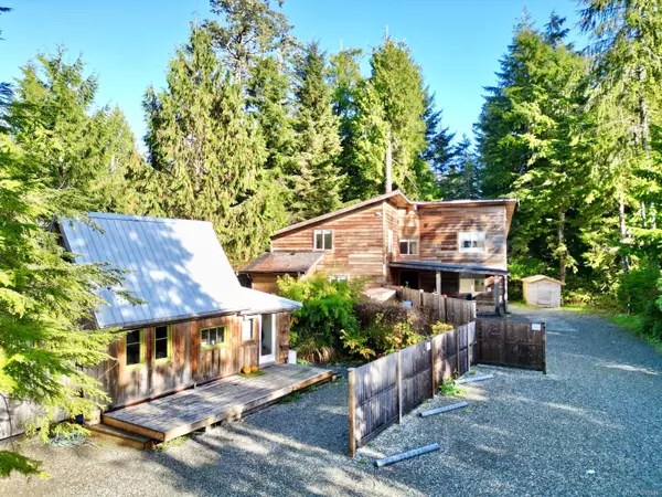 1316 Lynn Rd, Tofino, BC V0R 2Z0