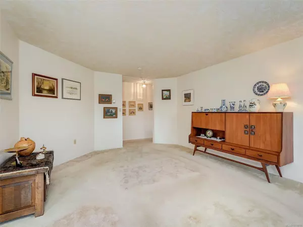 Sidney, BC V8L 2A5,2354 Brethour Ave #301