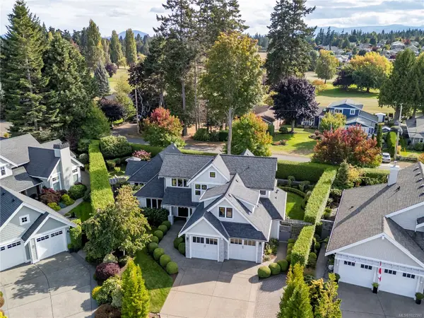 Qualicum Beach, BC V9K 0A2,992 Bluffs Dr