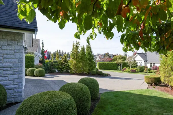 Qualicum Beach, BC V9K 0A2,992 Bluffs Dr