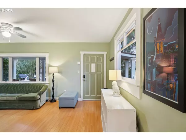 Portland, OR 97215,7624 SE MORRISON ST