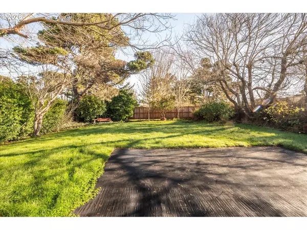 Bandon, OR 97411,887 JACKSON AVE