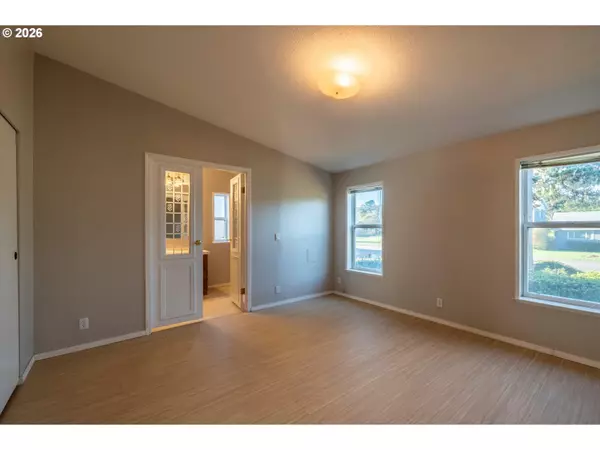 Bandon, OR 97411,887 JACKSON AVE