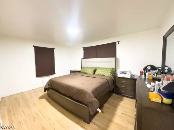 Clifton City, NJ 07012,89 Susan Ct