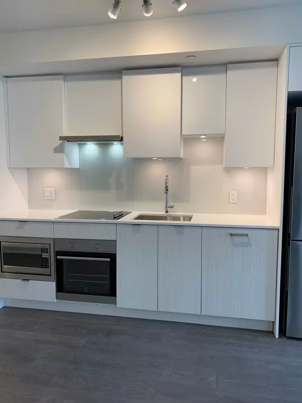 Toronto C10, ON M4P 0E3,99 Broadway AVE #912