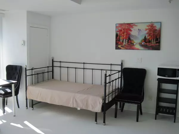 Toronto W07, ON M8Z 0C9,51 Lady Bank RD S #201