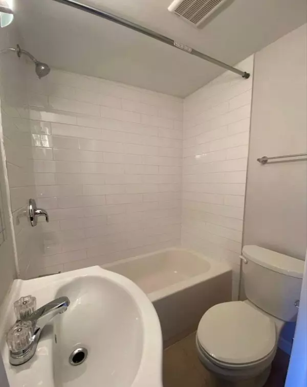 Toronto W01, ON M6K 1K7,70 Melbourne AVE #204