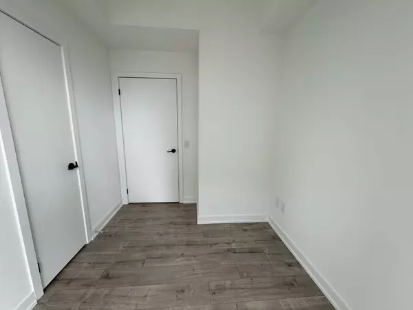 Mississauga, ON L5H 0A9,220 Missinnihe WAY #421