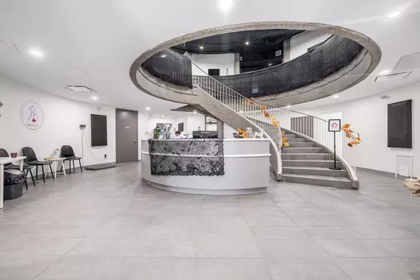 Britannia Heights - Queensway Terrace N And Area, ON K2B 7G1,2300 CARLING AVE #103