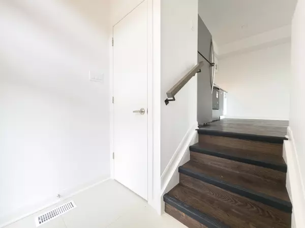 South Of Baseline To Knoxdale, ON K2G 4W6,25 Fair Oaks CRES #B