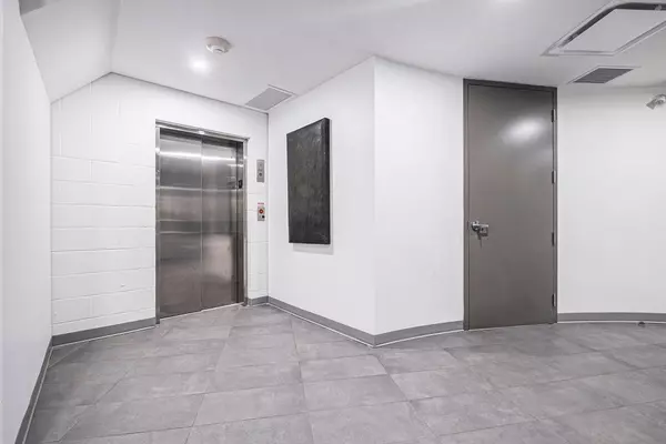 Britannia Heights - Queensway Terrace N And Area, ON K2B 7G1,2300 CARLING AVE #203