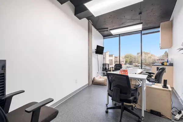 Britannia Heights - Queensway Terrace N And Area, ON K2B 7G1,2300 CARLING AVE #204