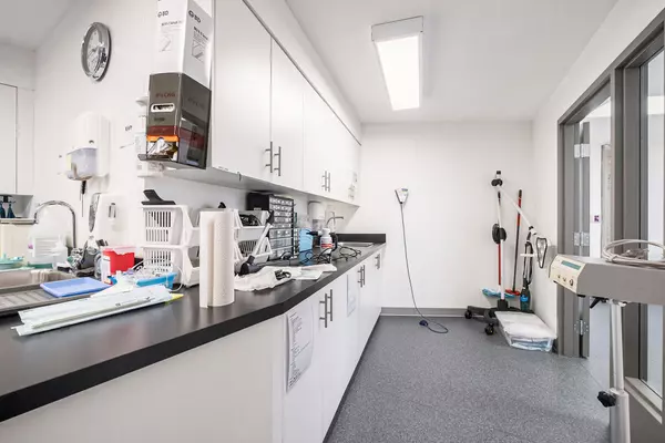 Britannia Heights - Queensway Terrace N And Area, ON K2B 7G1,2300 CARLING AVE #205