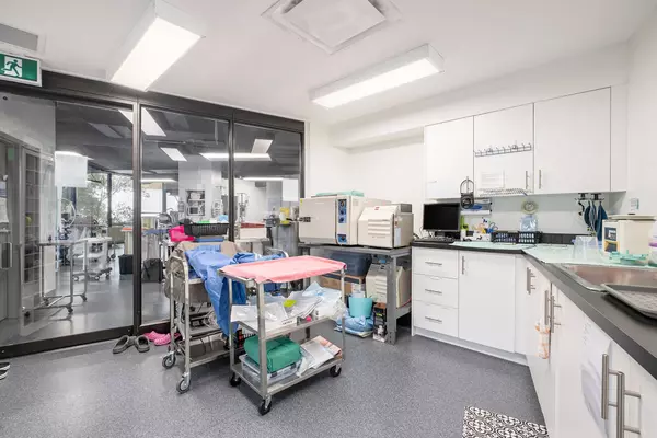 Britannia Heights - Queensway Terrace N And Area, ON K2B 7G1,2300 CARLING AVE #205