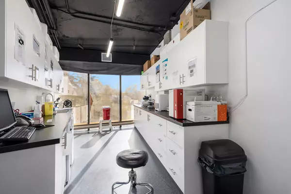 Britannia Heights - Queensway Terrace N And Area, ON K2B 7G1,2300 CARLING AVE #207