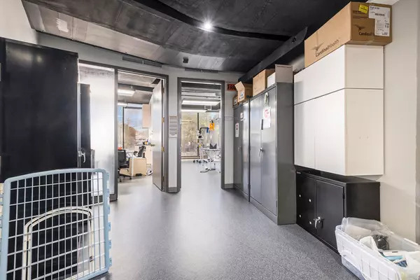 Britannia Heights - Queensway Terrace N And Area, ON K2B 7G1,2300 CARLING AVE #208