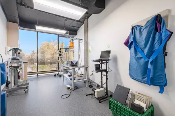 Britannia Heights - Queensway Terrace N And Area, ON K2B 7G1,2300 CARLING AVE #208