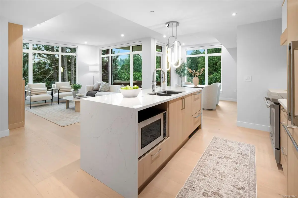 Saanich, BC V8Y 2L1,5229 Cordova Bay Rd #207