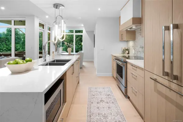 Saanich, BC V8Y 2L1,5229 Cordova Bay Rd #207