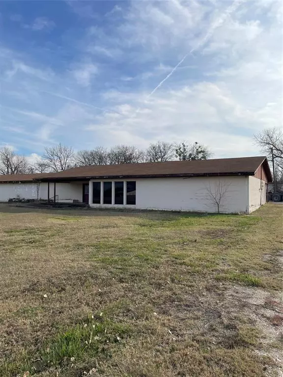 510 E Oak Street, West, TX 76691