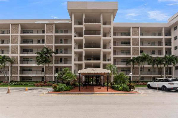 3000 N Palm Aire Dr #107, Pompano Beach, FL 33069