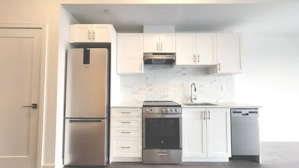 Newmarket, ON L3Y 2R3,715 Davis DR #1006