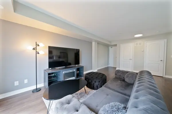 Markham, ON L6B 1N3,2 Dunsheath WAY #132