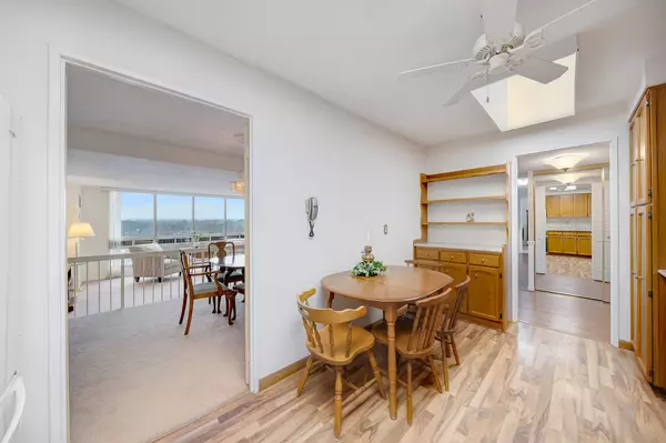 Oakville, ON L6L 5L6,2185 Marine DR #1104