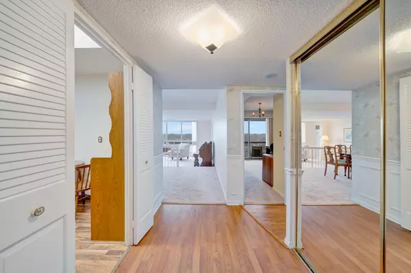 Oakville, ON L6L 5L6,2185 Marine DR #1104