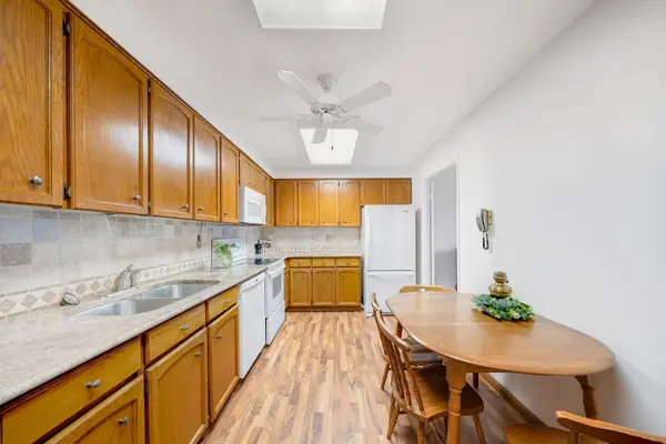 Oakville, ON L6L 5L6,2185 Marine DR #1104