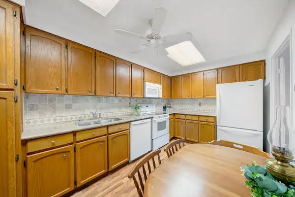 Oakville, ON L6L 5L6,2185 Marine DR #1104