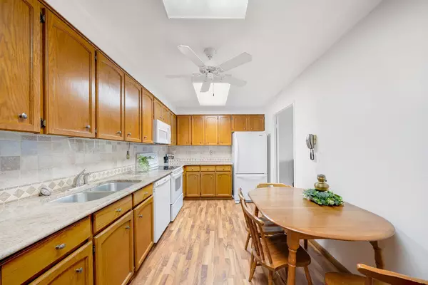 Oakville, ON L6L 5L6,2185 Marine DR #1104