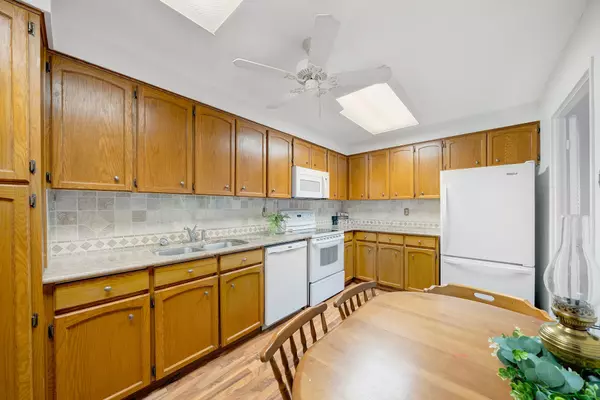 Oakville, ON L6L 5L6,2185 Marine DR #1104